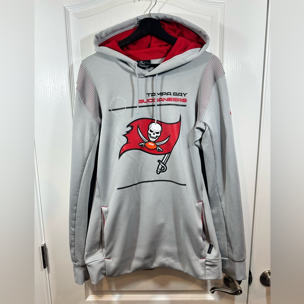 Nike Men’s Gray On-Field Tampa Bay Buccaneers DRI-FIT Pullover Hoodie, Medium
